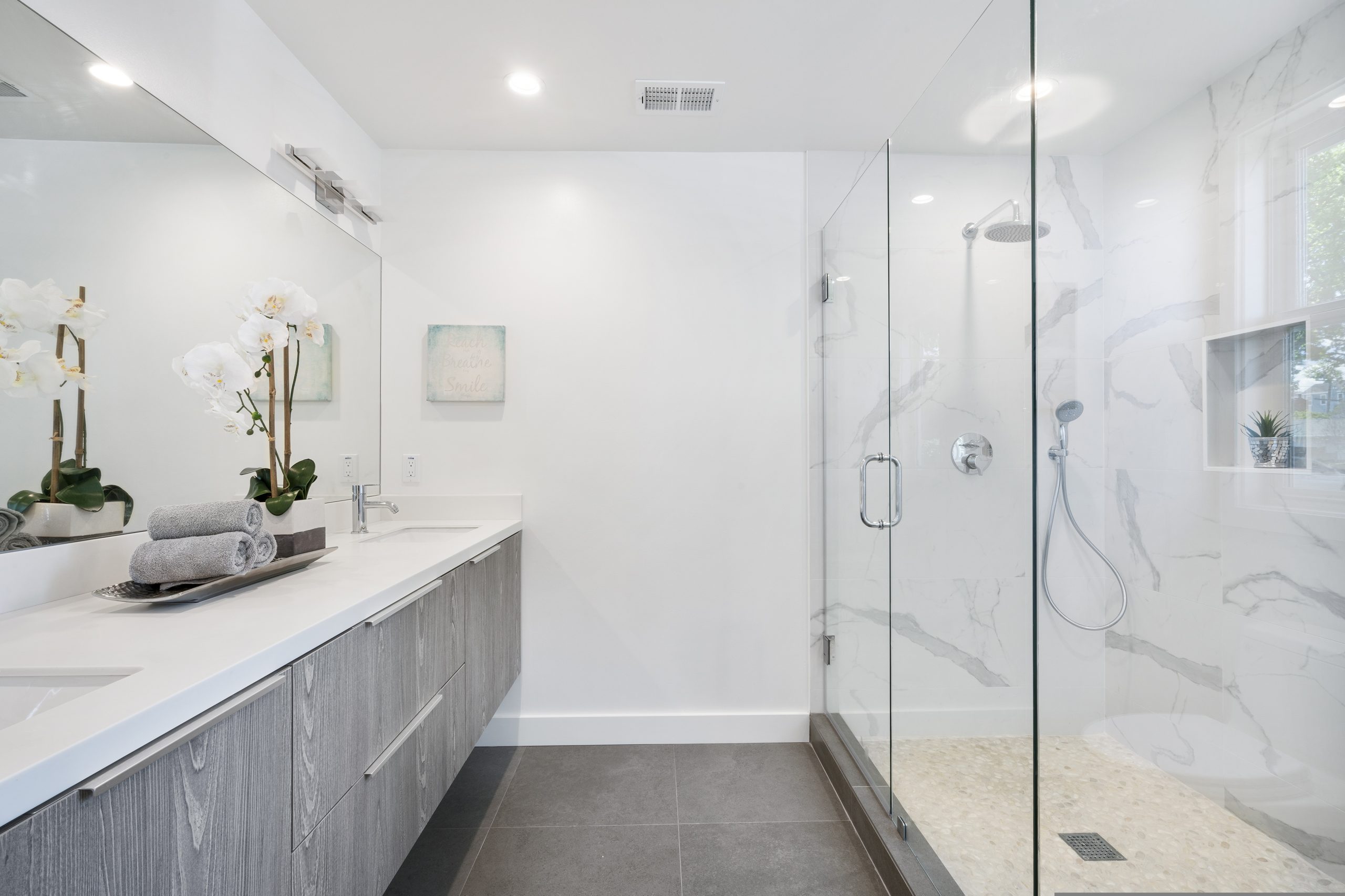 bayhindthescenes bathroom 3346387 scaled.jpg